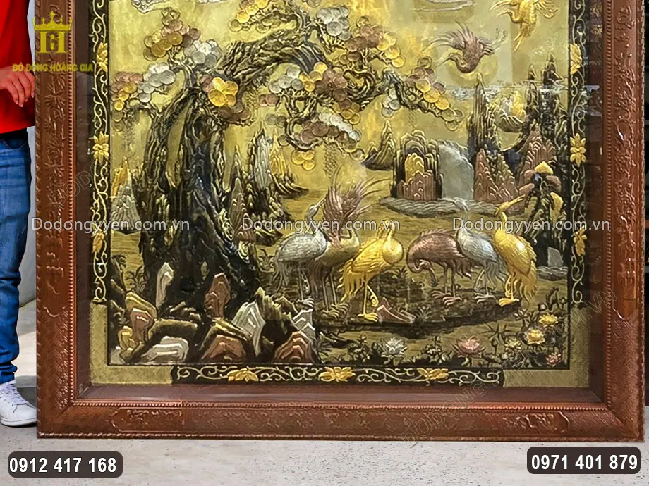 H&igrave;nh ảnh chim hạc sum vầy c&ugrave;ng nhau được chạm th&uacute;c nổi tinh tế